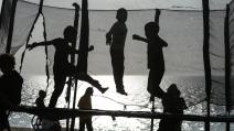 أطفال عند شاطئء دير البلح - القسم الثقافي