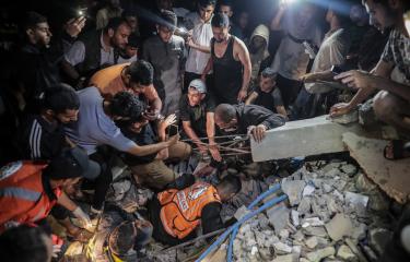 بحث عن جثث وناجين تحت الأنقاض في رفح - غزة - 29 إبريل 2024 (جهاد الشرافي/ الأناضول)