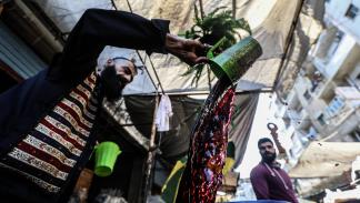 يبيع شراب الجلاب في سوق إدلب (عز الدين قاسم/ الأناضول) 