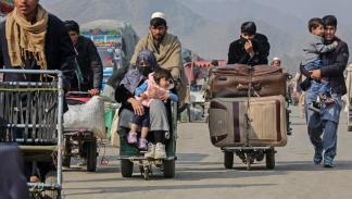 يعبرون الحدود بين باكستان وأفغانستان في يناير الماضي (شفيع الله كاكار/ فرانس برس)