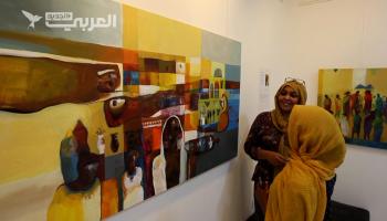 فنانات سودانيات ينقلن برسوماتهم تاريخ المرأة المتواصل في رفض القيود