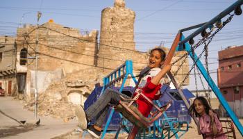 أطفال عراقيون في مدينة ملاه في الموصل وسط الخراب (إسماعيل عدنان يعقوب/ الأناضول)