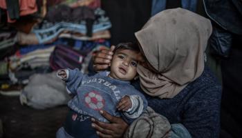 أم وطفلة في مخيم نازحين في رفح جنوبي قطاع غزة (عبد زقت/ الأناضول)