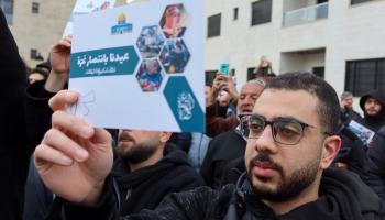 تظاهرة أمام السفارة الإسرائيلية في عمّان بعد أداء صلاة العيد (جهاد شيلباك/رويترز)