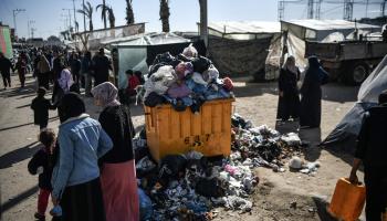 تتراكم النفايات في كل مكان في قطاع غزة (عبد زقوت/الأناضول)