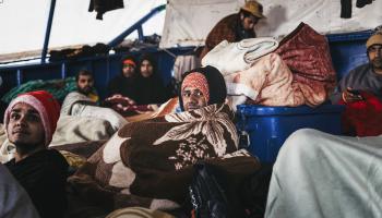 بعد إنقاذ مهاجرين سريين على الشواطئ الليبية (بورجا أبارغيز/ Getty)