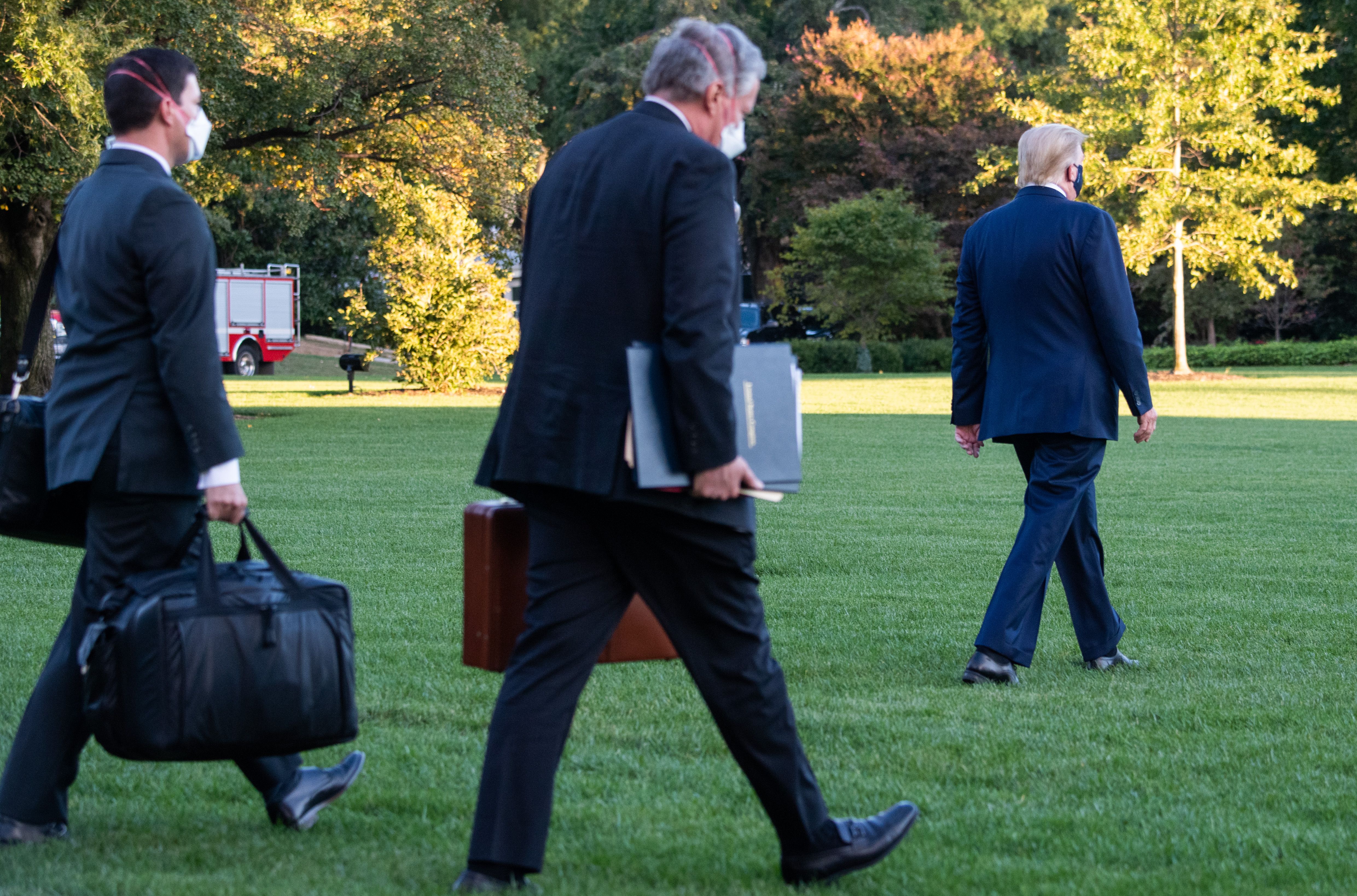 إلزام موظفي البيت الأبيض بوضع الكمامة بعد نقل ترامب إلى المستشفى