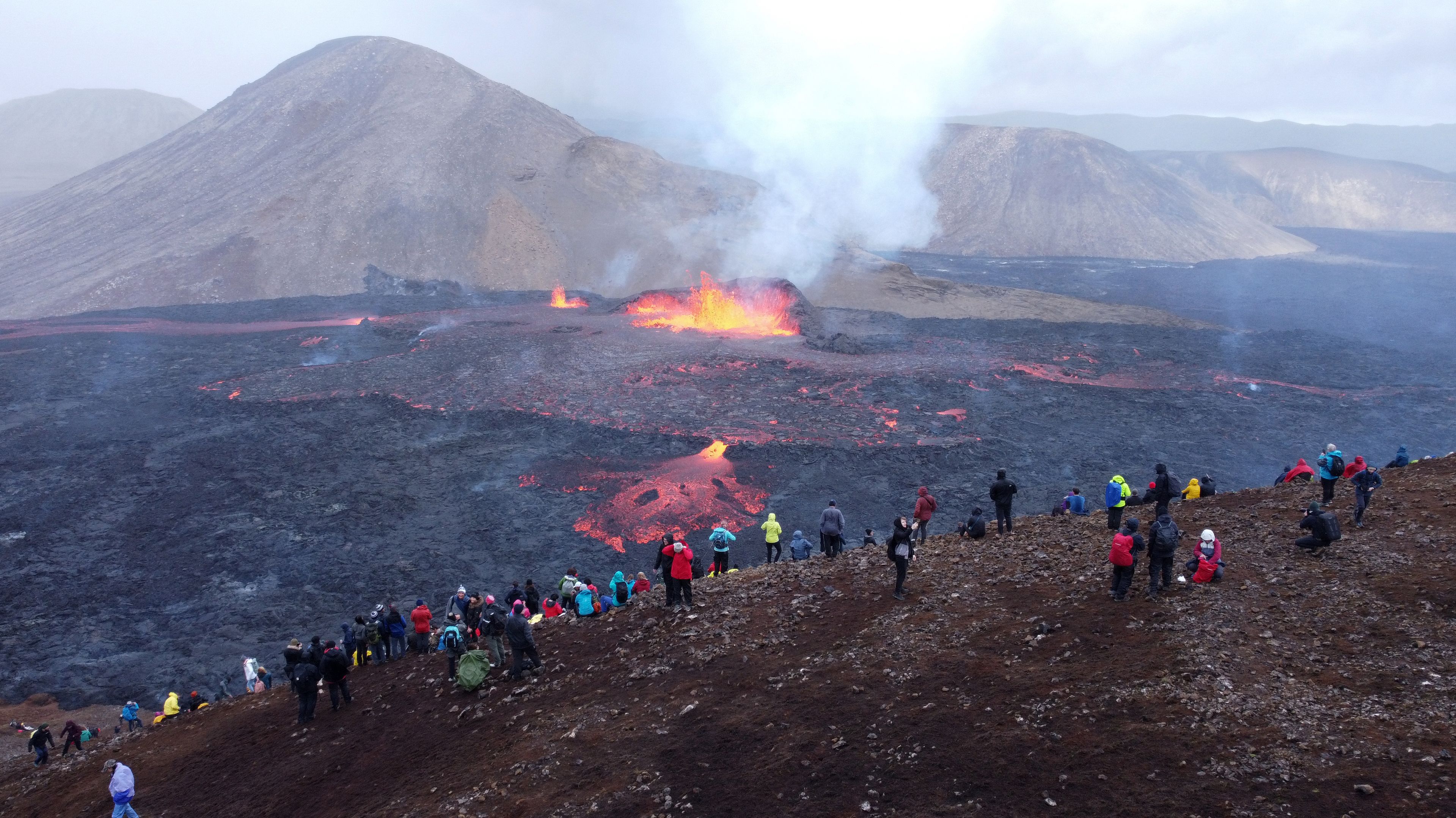 Почему в исландии большое количество вулканов. Исландия вулкан 2023. Рейкьявик Исландия вулканические лава. Извержение вулкана Толбачик. Вулканический кратер Ландманналаугаре Исландия.