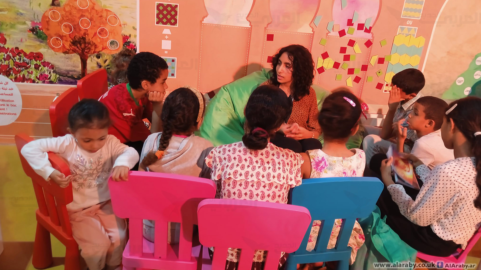 تشارك عبير في جلسات القراءة للصغار بالمدارس (العربي الجديد)