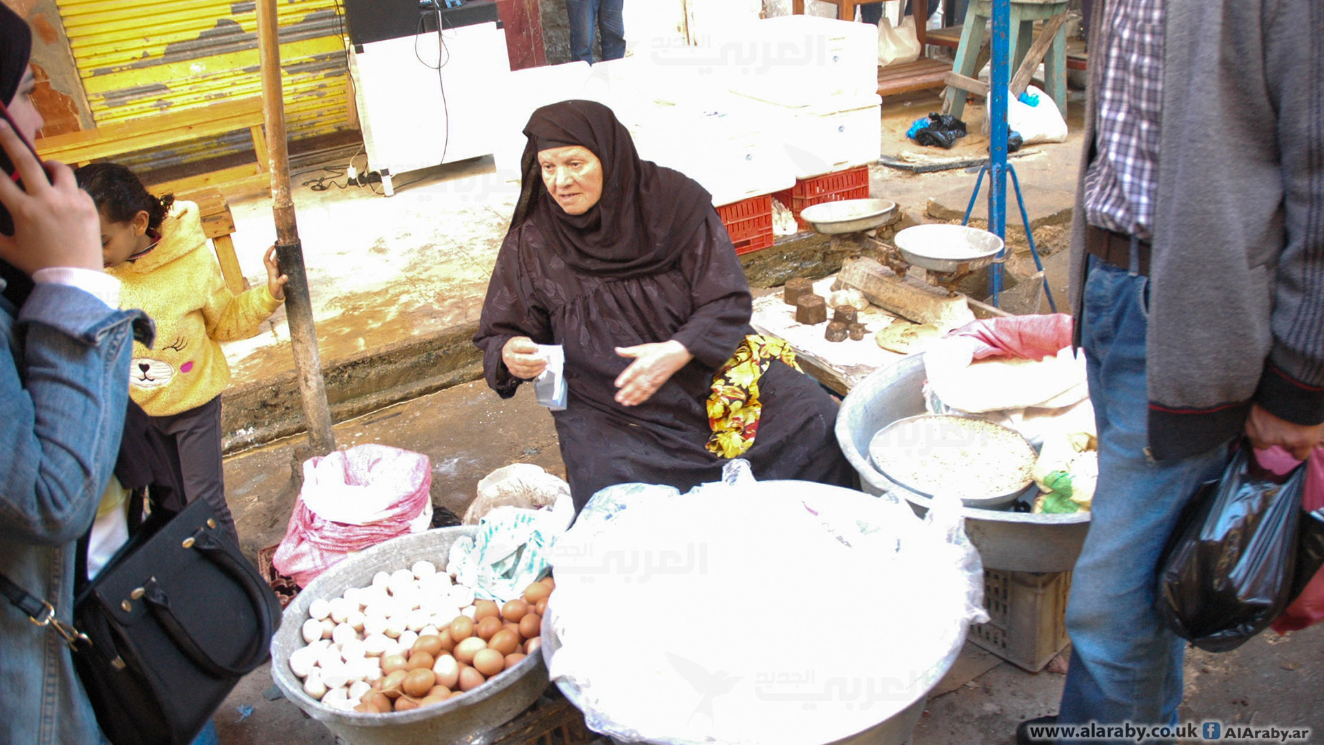 تعرض منتجاتها من بيض بلدي وغير ذلك (العربي الجديد)