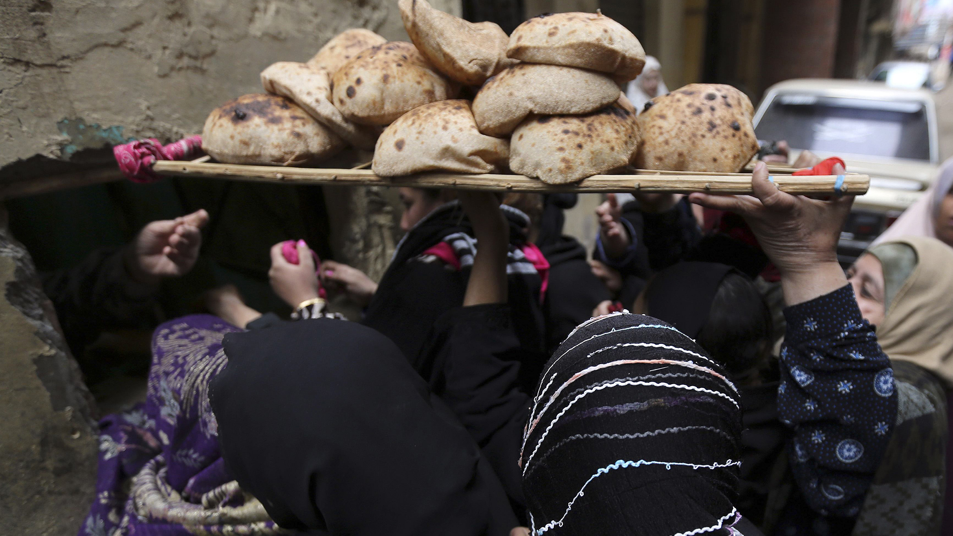 مصر تخفض وزن رغيف الخبز المدعم إلى 90 غراماً