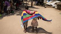 فتيات في مخيم نزوح في موزمبيق (جون ويسلز/ فرانس برس)