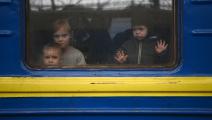 أطفال أوكرانيون يخرجون من أوكرانيا بسبب الغزو الروسي (دانيال ليال/ فرانس برس)