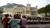 سياح أمام القصر الملكي في موناكو/ فرانس برس