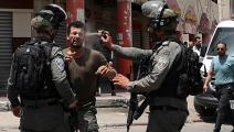قوات الاحتلال ترش غاز الفلفل على وجه متظاهر فلسطيني (جعفر اشتية/Getty)