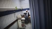 رجل في مستشفى في ليبيا (ماركو لونغاري/ فرانس برس)