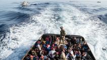 مهاجرون في قارب تابع لحرس سواحل ليبيا (طه الجواشي/ فرانس برس)