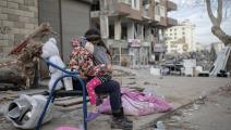 امرأة تركية وابنتها بعد زلزال فبراير 2023 (أوزغيه إليف كيزيل/ الأناضول)