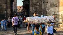 شاب يبيع الخبز في شوارع القاهرة/28 مايو 2024(خالد دسوق/Getty)