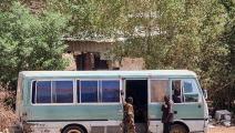 حرب السودان تفتيش حافلة عند حاجز للجيش، جنوبي الخرطوم، 24 مايو 2023 (Getty)