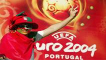 تصميم شعار يورو 2004 مع مشجعٍ برتغالي في بلاده (ساندرا بيني/Getty) 