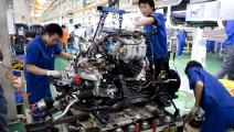عمال تجميع سيارات في مصنع BYD بمقاطعة قوانغدونغ الصينية (Getty)