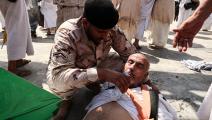 حاجّ متأثر بالحرارة يساعده أحد أفراد قوات الأمن السعودية، 16 يونيو 2024 (فرانس برس)
