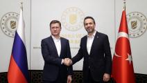 وزير الطاقة والموارد الطبيعية التركي ألب أرسلان بيرقدار ونائب رئيس الوزراء الروسي ألكسندر نوفاك (الأناضول)