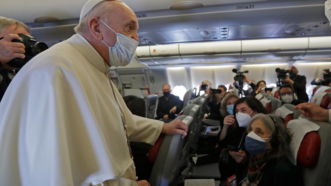 البابا متحدثاً للصحافيين المرافقين له في الطائرة خلال توجهه إلى العراق (أندرو مديتشيني/فرانس برس)
