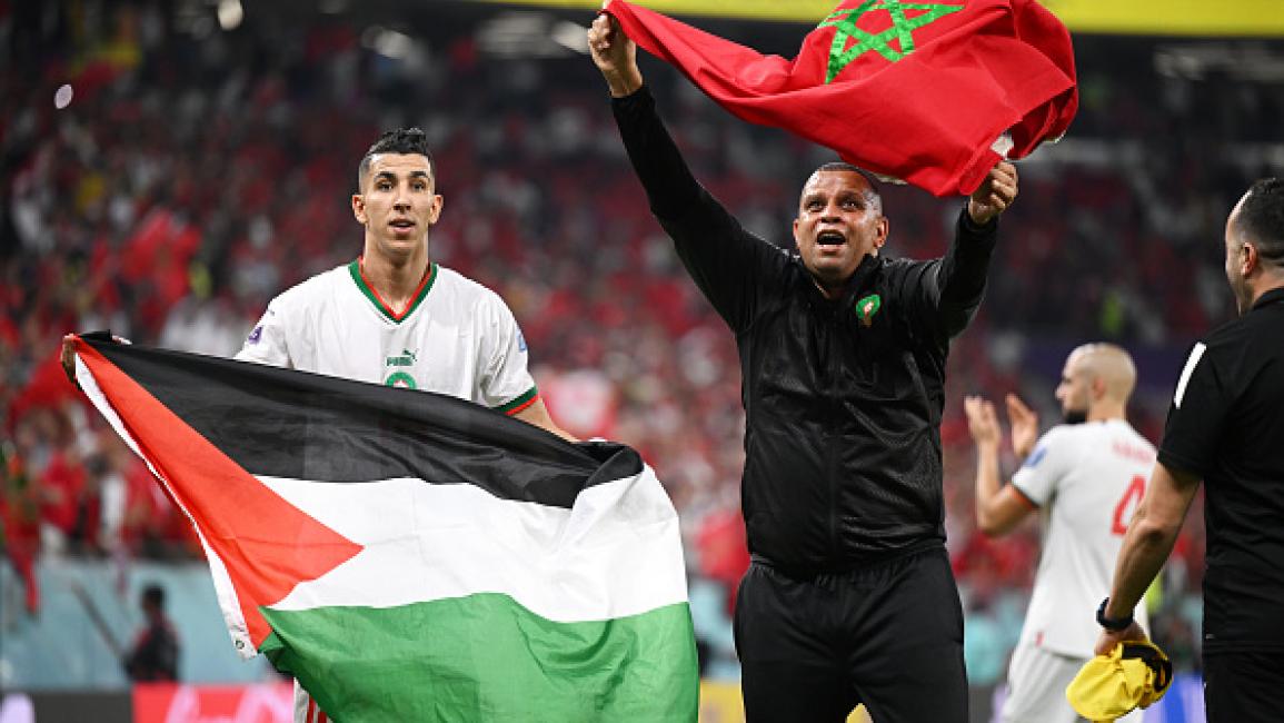 المغربي جواد يميق يرفع علم فلسطين (ماتياس هانغست/Getty)