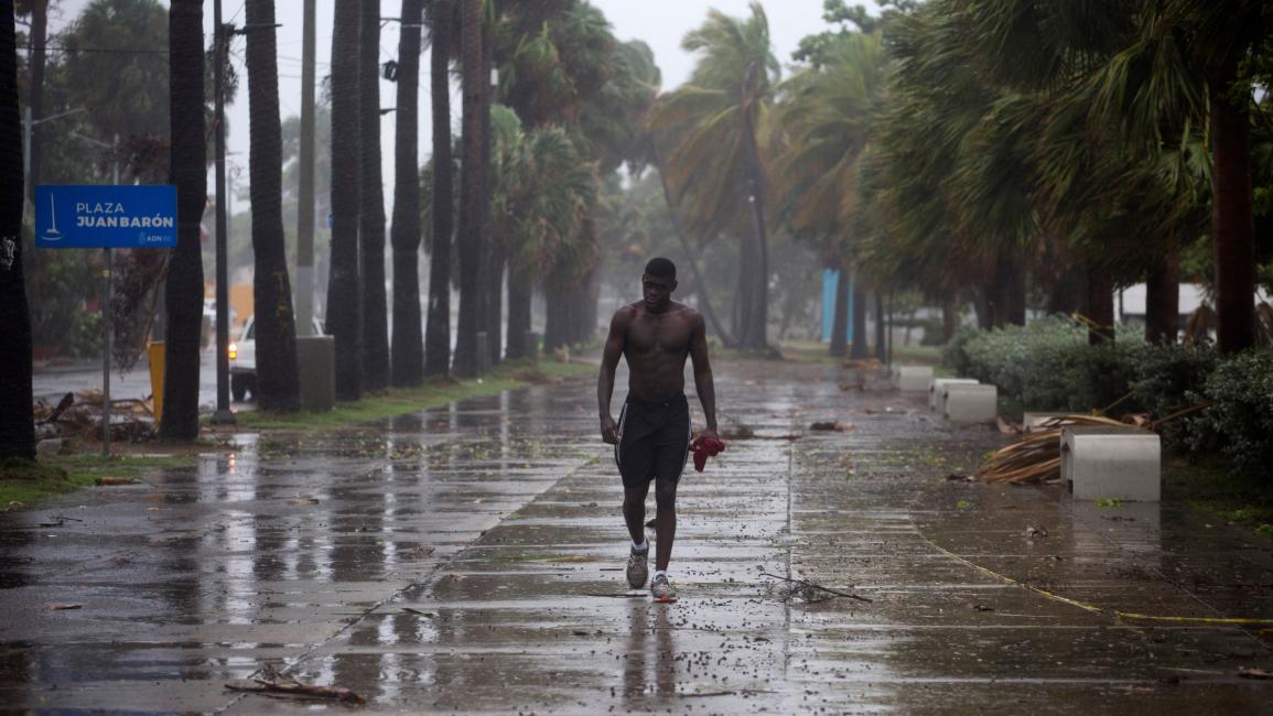 يمشي غير آبه بالمطر في سان دومينغو (فرانس برس)