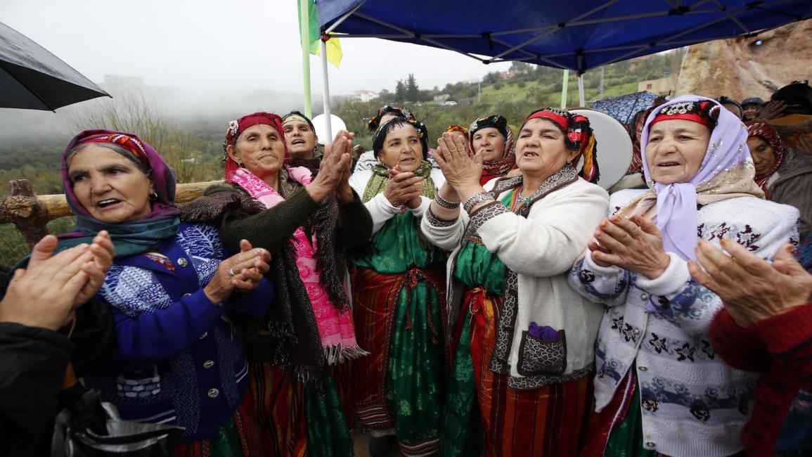 نساء يحتفلن في منطقة القبائل