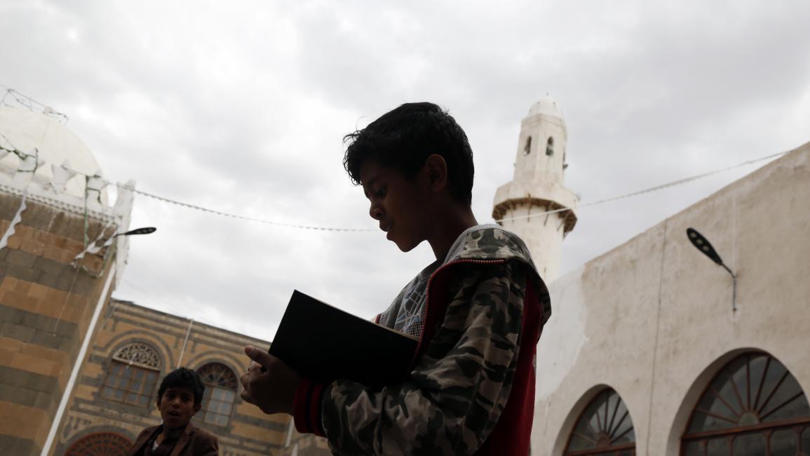 يحرص على قراءة القرآن في الجامع الكبير بصنعاء القديمة (محمد حمود/ Getty)