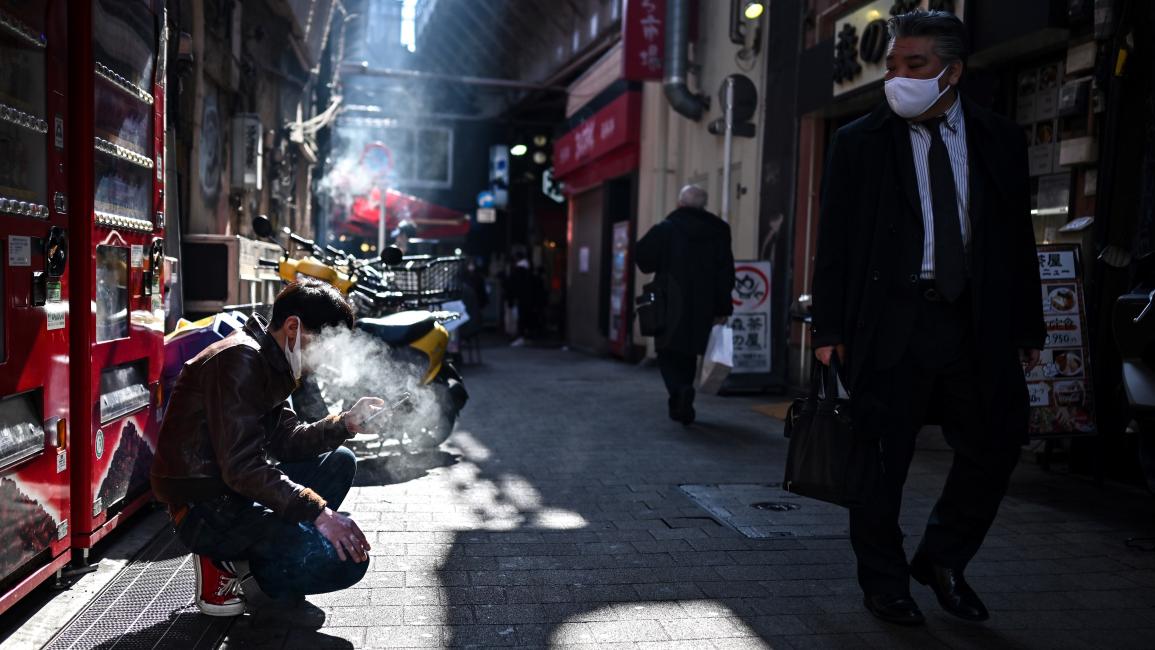 تدخين وسط كورونا في اليابان (شارلي تريبالو/ فرانس برس)