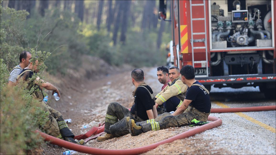 تواصل عمليات إخماد حرائق الغابات بتركيا