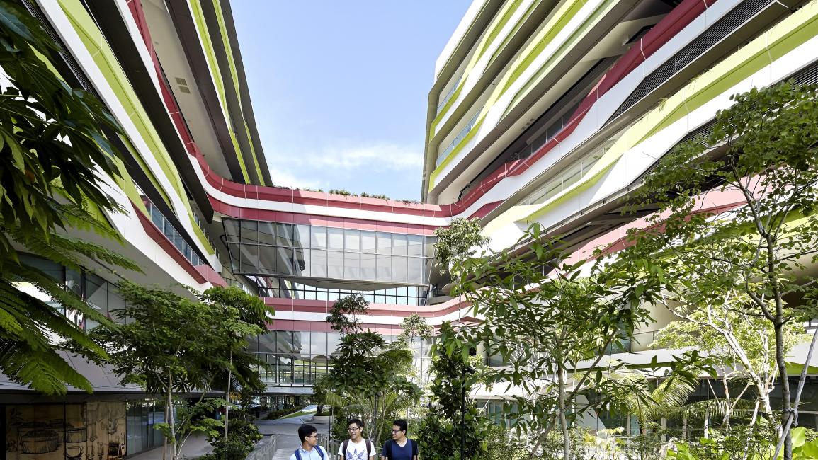 جولة داخل مبنى جامعة بسنغافورة (Getty)