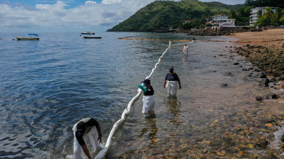 يمدون أنبوباً للنفط في جزيرة تابوغا ببنما (لويس أكوستا/ فرانس برس)