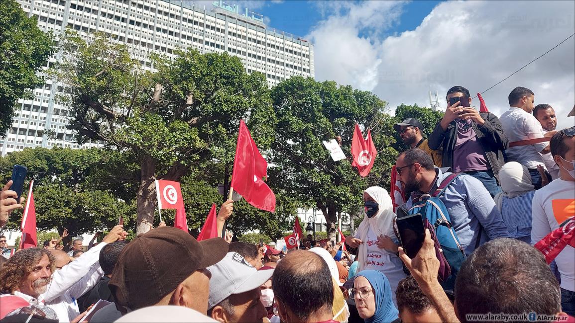 آلاف التونسيين يتظاهرون في شارع بورقيبة ضد قرارات سعيّد