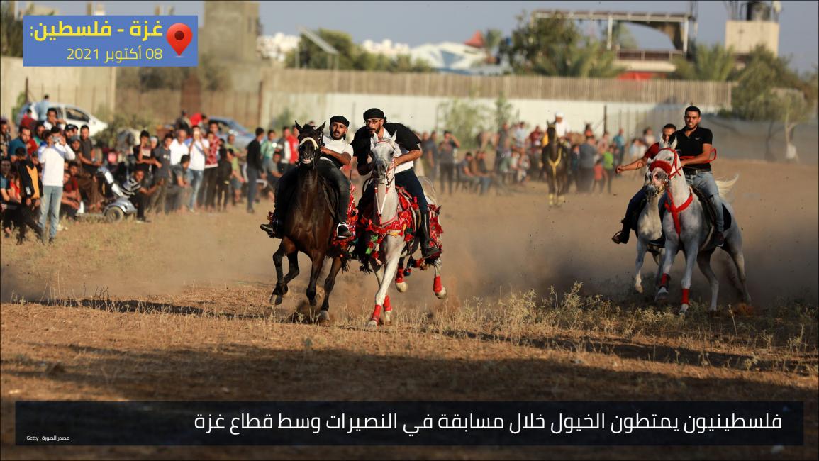 فلسطينيون يمتطون الخيول خلال مسابقة في النصيرات وسط قطاع غزة