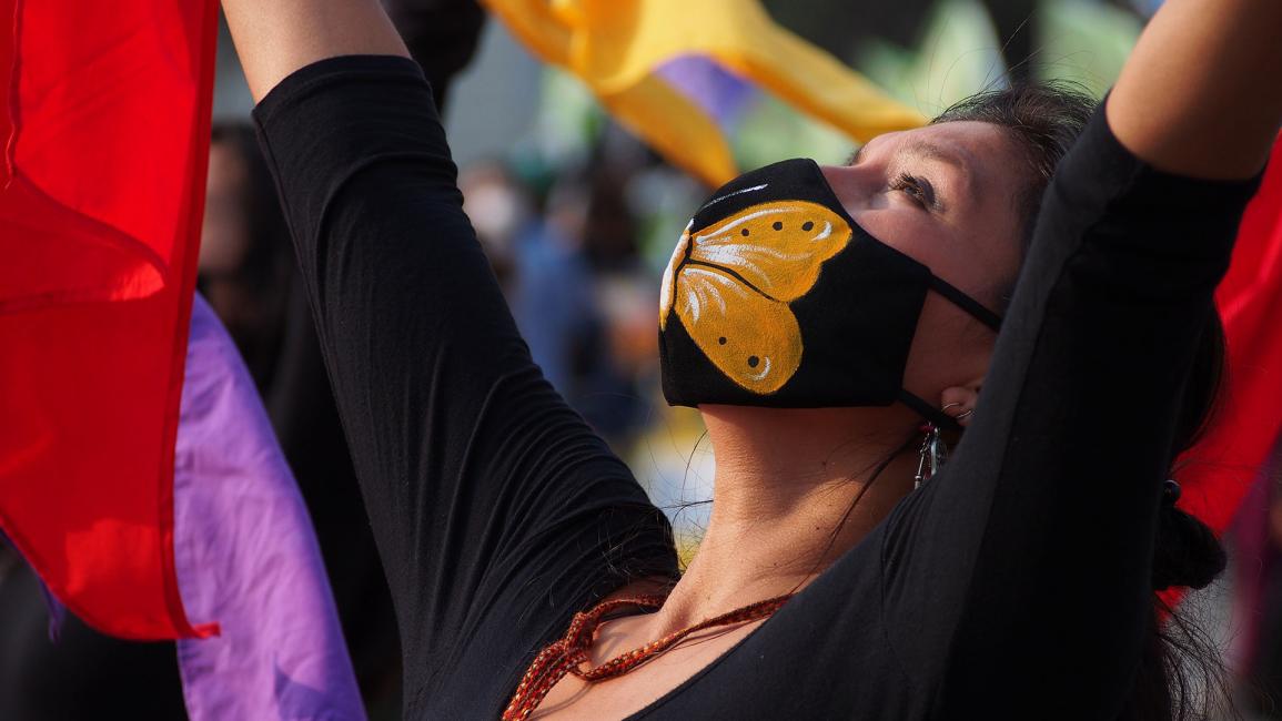 بيرو: امرأة ترتدي قناعاً رسمت عليه فراشة أثناء فاعليات في الشوارع (Getty/Carlos Garcia Granthon)