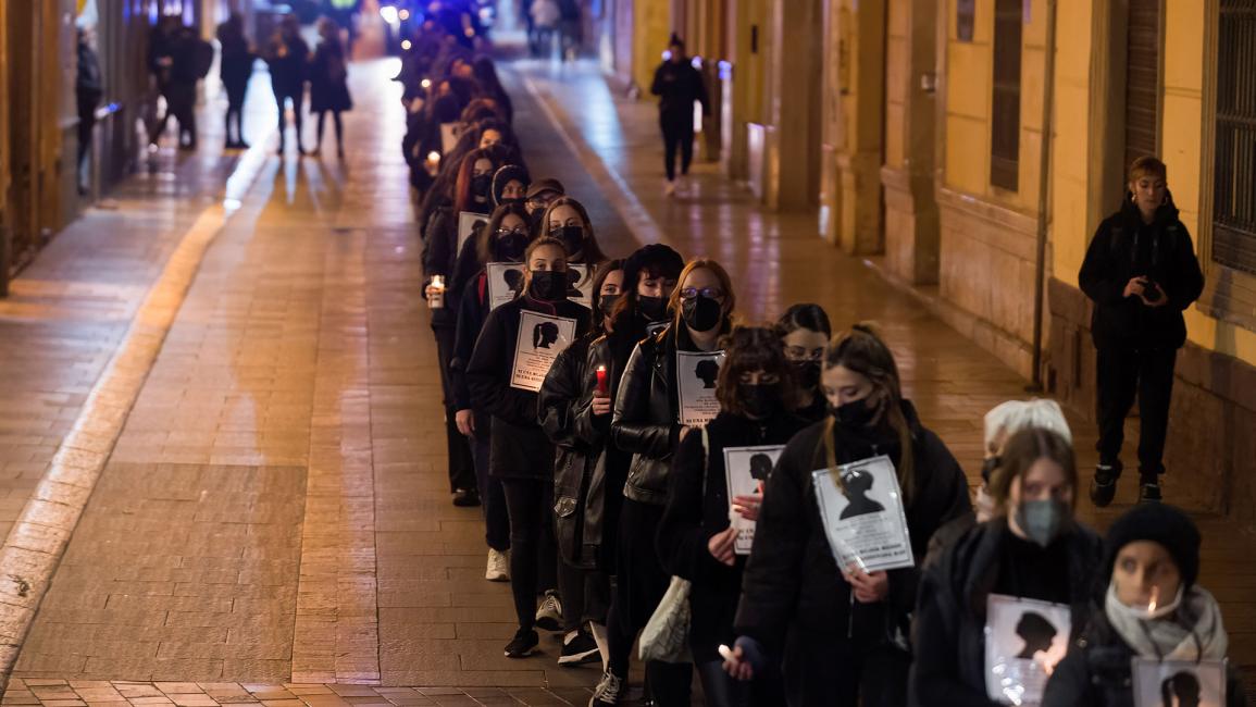 إسبانيا: اصطفت نساء بالملابس السوداء أثناء مشاركتهن في "ممشى الصمت" (Geety/Jesus Merida)