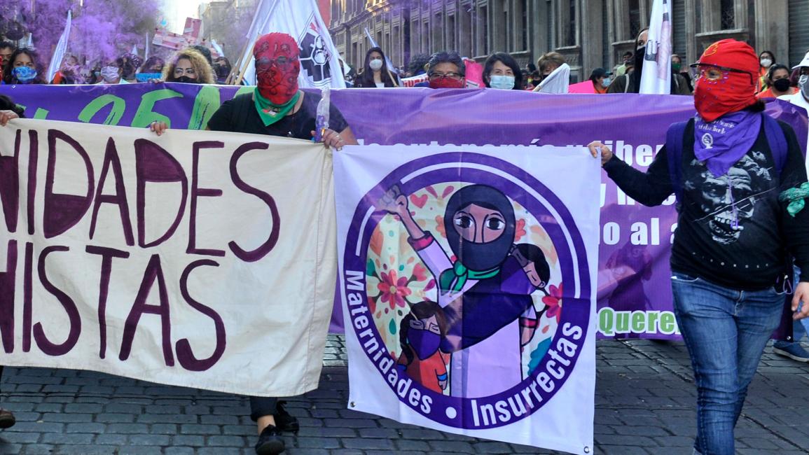المكسيك: مجموعة من النساء يحملن ملصقات في اليوم العالمي للقضاء على العنف ضد المرأة (Getty/Martin Gonzalez)