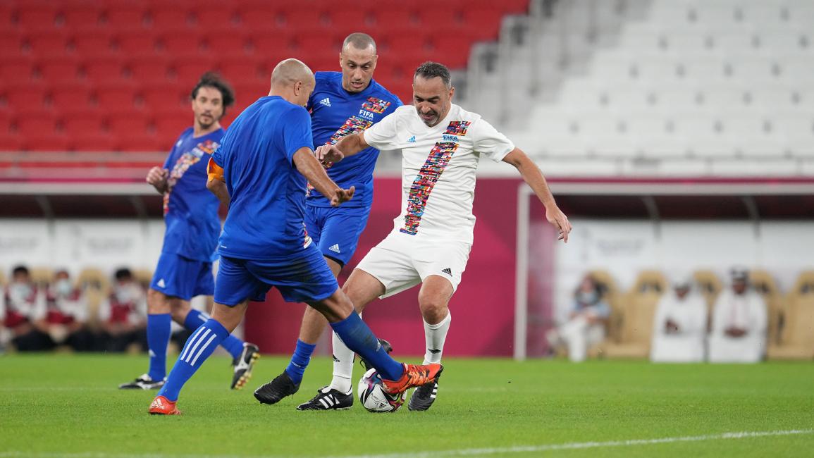 لقطات من المباراة الودية التي جمعت بين أساطير الكرة العالمية والعربية (حسين بيضون/العربي الجديد)