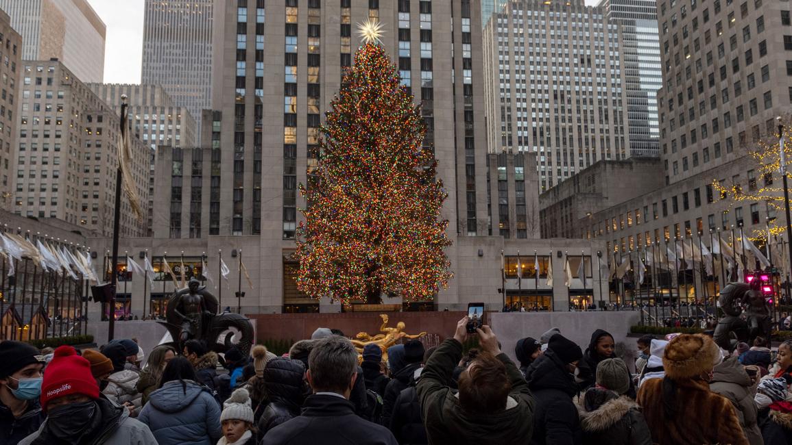 مدينة نيويورك الأميركية تتزيّن لموسم الأعياد (Getty/Alexi Rosenfeld)