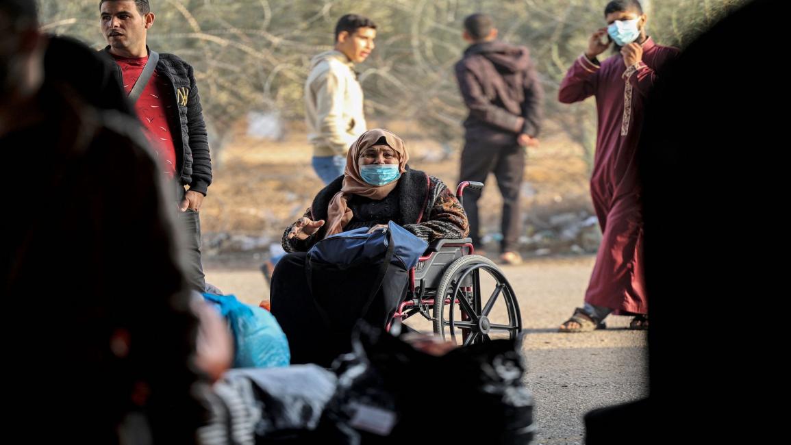 الفلسطينيون ينتظرون دورهم للعبور إلى مصر عبر معبر رفح الحدودي في جنوب قطاع غزة ، في 15 نوفمبر 2021