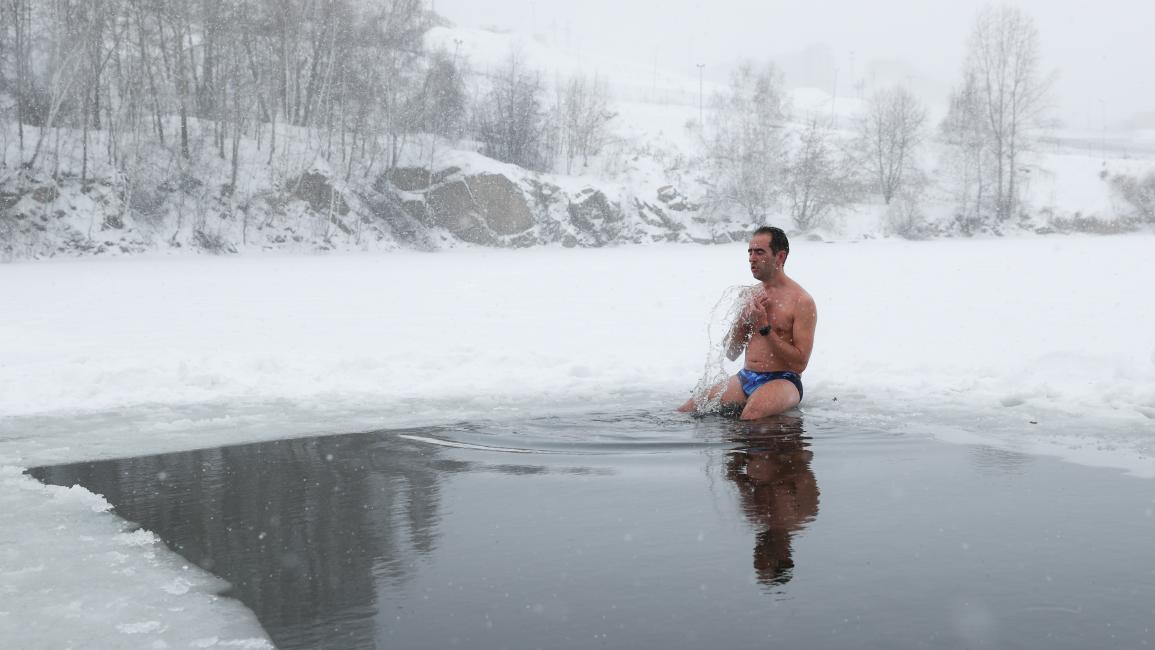 يستريح من السباحة في روسيا (كيريل كوخمار/ Getty) 