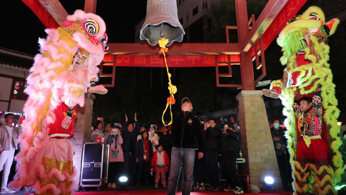 تقليد دق الجرس لاستقبال العام الجديد في الصين (غانغجي زوانغ/ Getty)