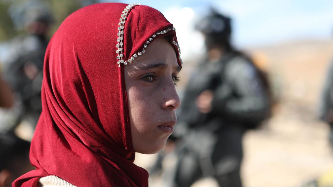 نظرة طفلة فلسطينية أثناء عمليات الهدم (مأمون وزواز/الأناضول)
