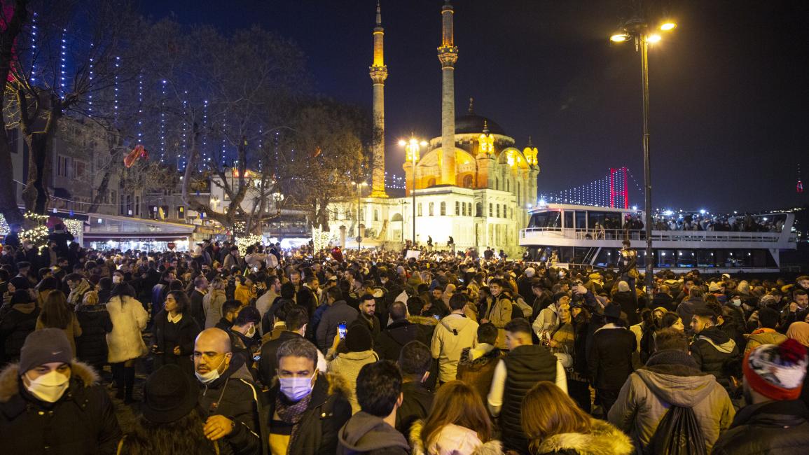 حشود كبيرة في منطقة أورتاكوي التركية (سيم تينيسيغولو/ Getty)