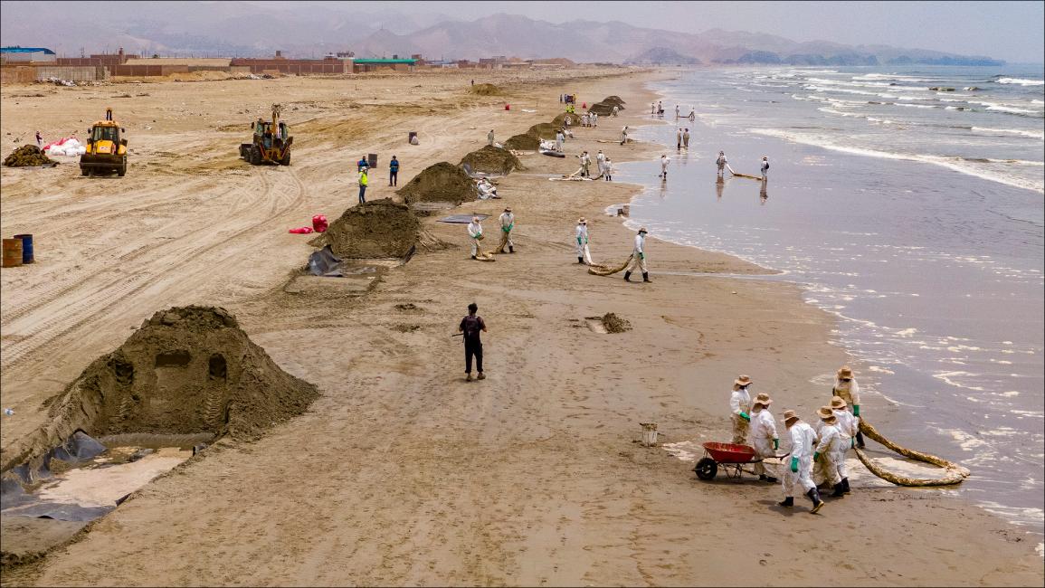 كارثة بيئية على شواطئ البيرو بعد تسرب نفطي بسبب بركان تونغا